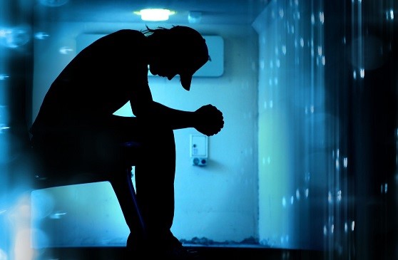 Silhouette eines Mannes vor blauem dunklen Hintergrund, Fatigue