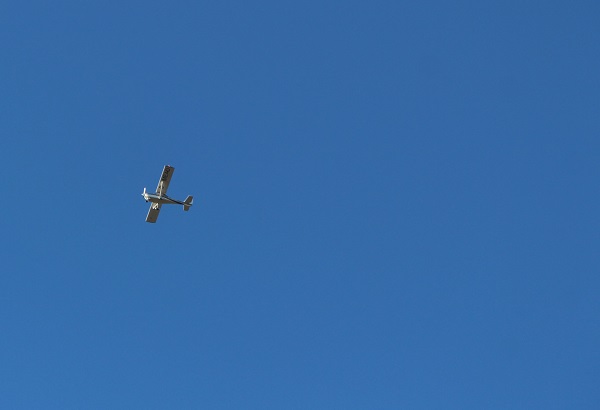 Flugzeug vor blauem Himmel