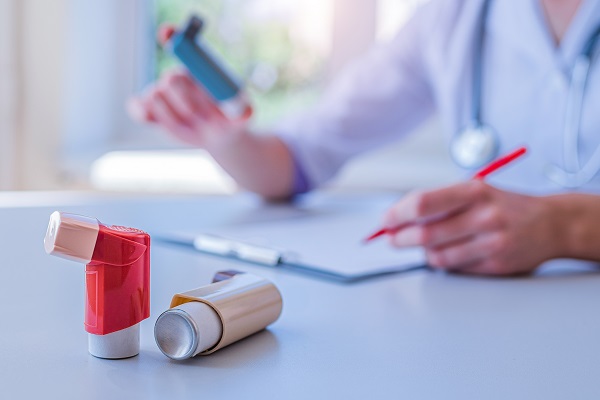 Ärztin verschreibt Asthma-Medikament, Inhalator