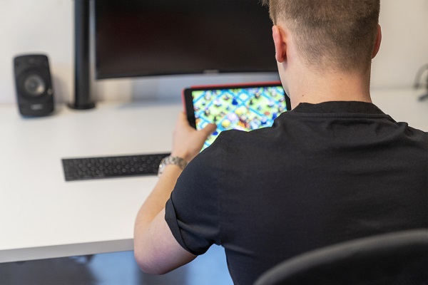 Jugendlicher mit Tablet