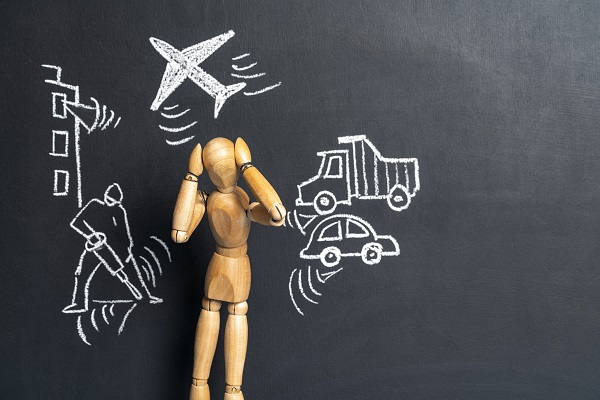 Holzmännchen hält sich die Ohren zu; Lärm