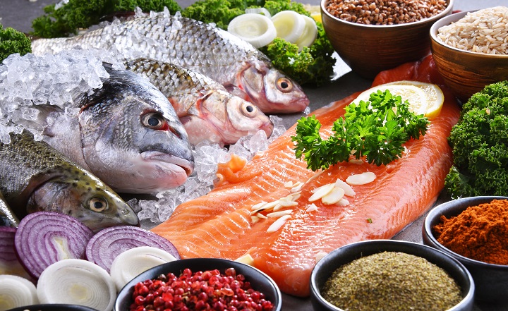 Different sorts of fish on kitchen table Fisch, Fettsäuren, Omega 3, Kopfschmerz