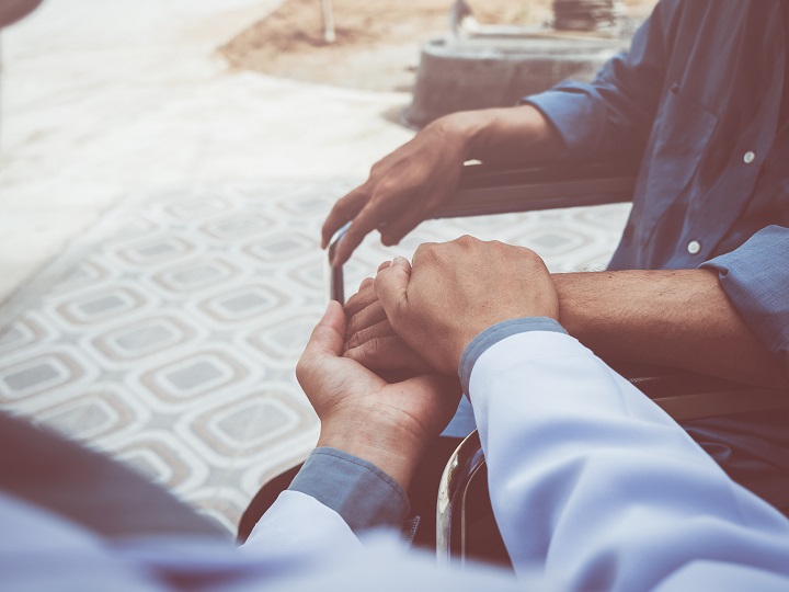 Palliativmedizin, Sterbebegleitung, Hand halten