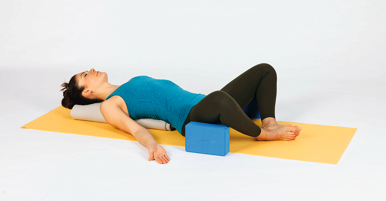 Frau liegt im liegenden Schmetterling