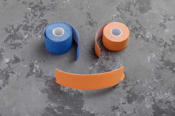 Kinesiotape, blaue und orange Tape-Rolle
