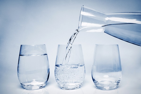 Wassergläser und Wasserkaraffe