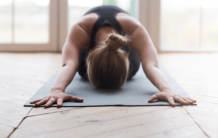 Blonde woman laying face down on yoga mat, stretching Yoga, Kind, Post-Covid, Atemübung, Asana